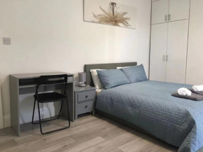 London Road Flats free parking, WIFI, washing machine kitchen